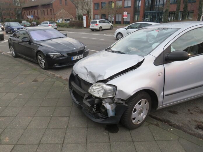 Einer der beiden beschädigten Wagen nach dem Unfall in Hilden. Foto: Polizei