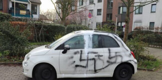 In der Nacht zu Dienstag, wurde der Fiat 500 beschädigt. Foto: Polizei