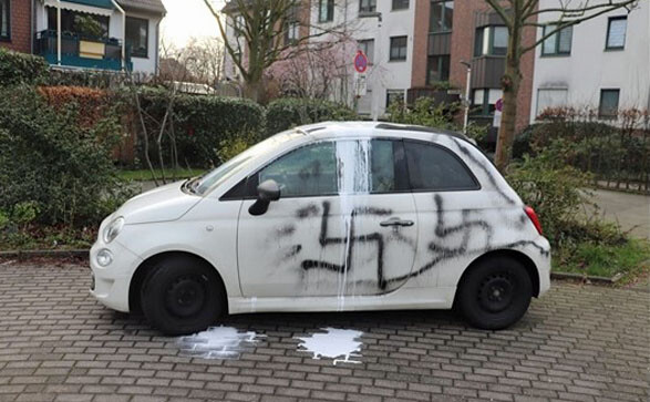 In der Nacht zu Dienstag, wurde der Fiat 500 beschädigt. Foto: Polizei