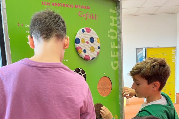Schüler erkunden eine interaktive Lernstation. Foto: Deutsche Kinderschutzstiftung Hänsel + Gretel