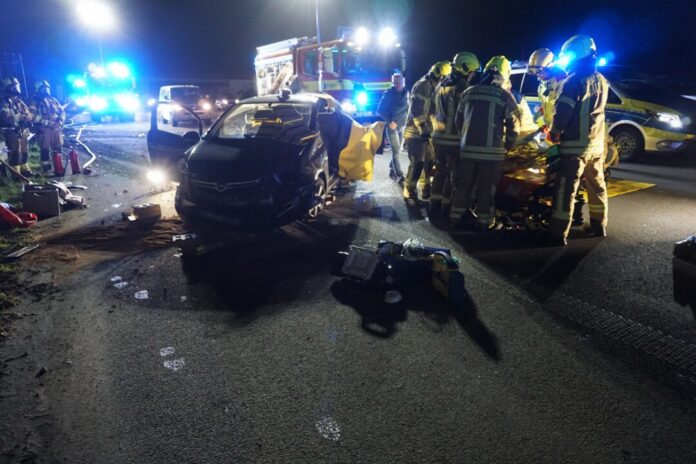 Feuerwehr bei nächtlichem Unfalleinsatz.