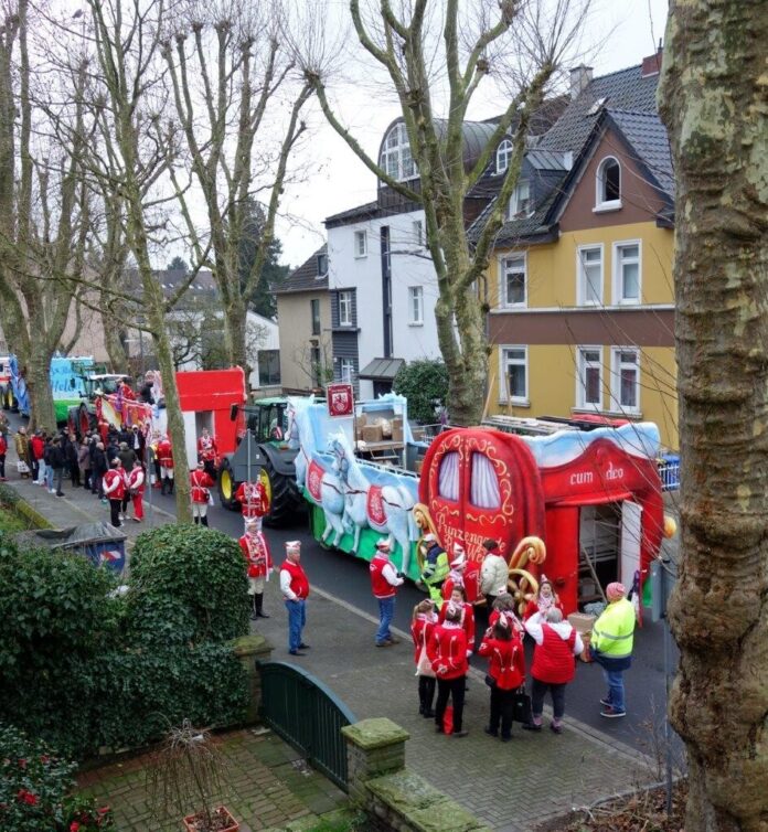 Karnevalsumzug mit Wagen und Kostümen in Deutschland.