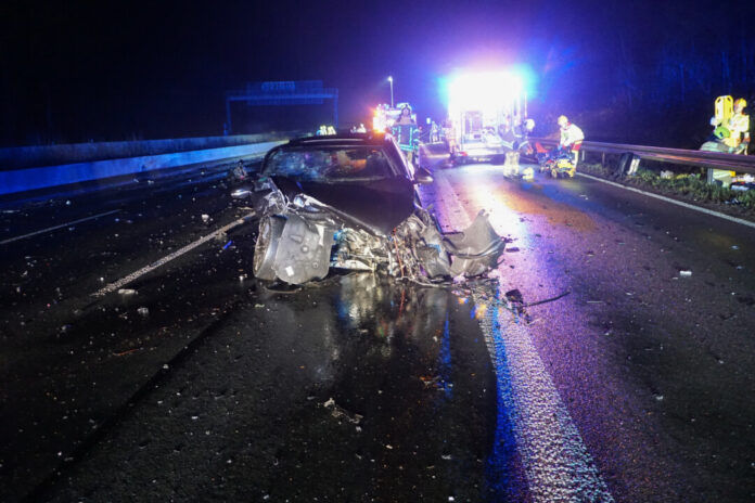 Die Unfallstelle in der Nacht. Foto: FW Ratingen
