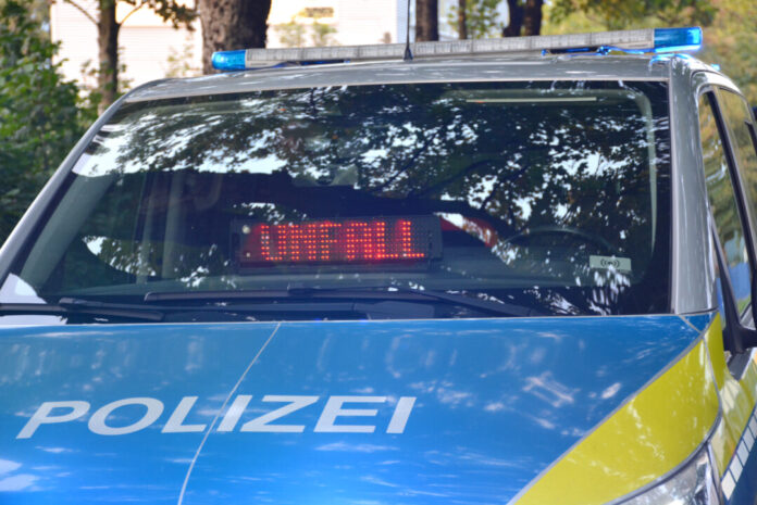 Deutsches Polizeiauto mit Blaulicht und LED-Anzeige "UNFALL".