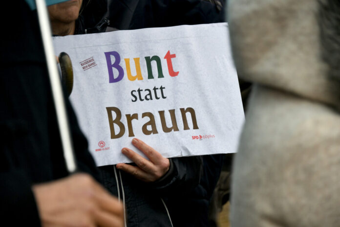 Plakat "Bunt statt Braun" gegen Rassismus.