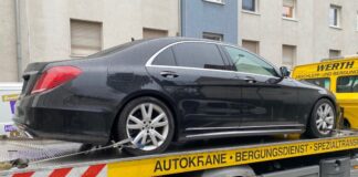 Schwarzes Auto auf Abschleppwagen.