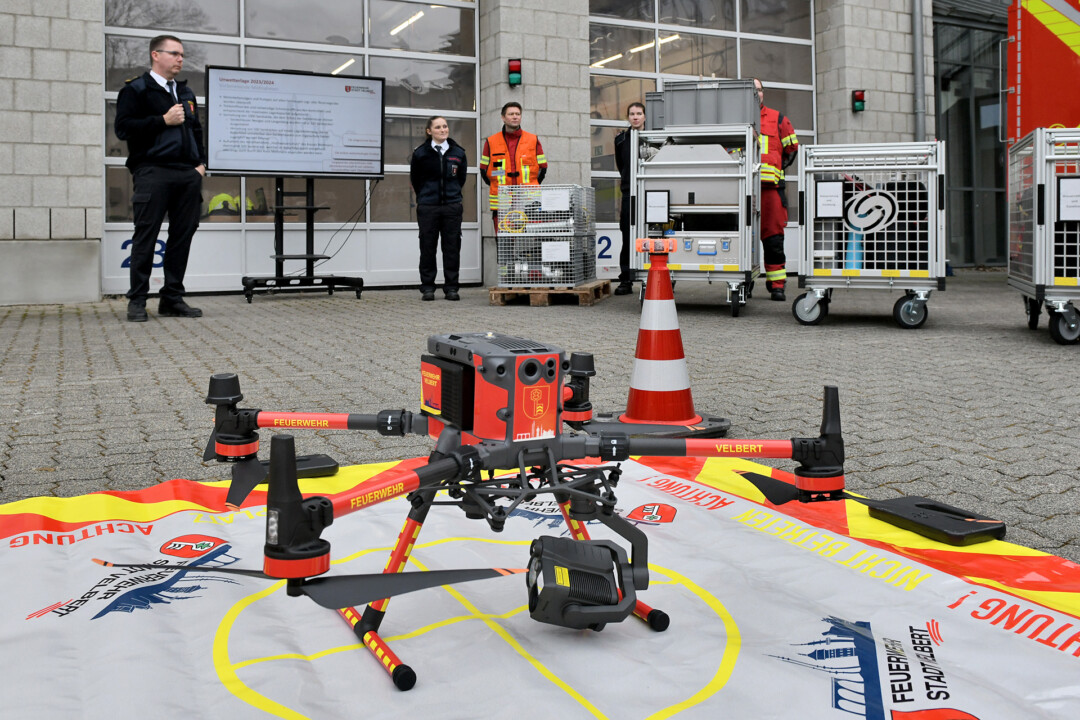 Feuerwehr Drohne bei einer Vorführung in Deutschland.