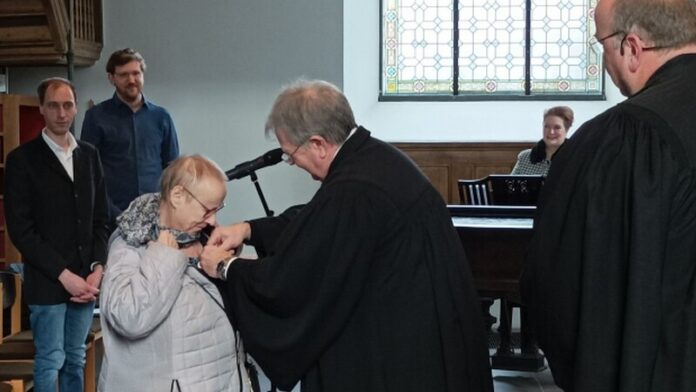 Gisela Fleter hat für ihre Verdienste eine Auszeichnung erhalten. Foto: Diakonie