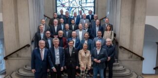 Gruppenfoto von Geschäftsleuten auf einer Treppe