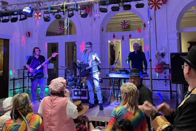Band spielt auf Kostümparty.