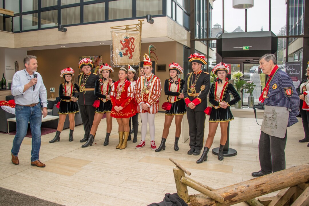 Karnevalsgruppe im traditionellen Kostüm mit Redner
