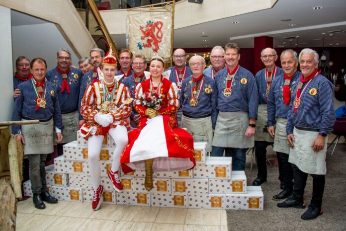 Karnevalsgruppe in traditioneller Kleidung posiert lächelnd.