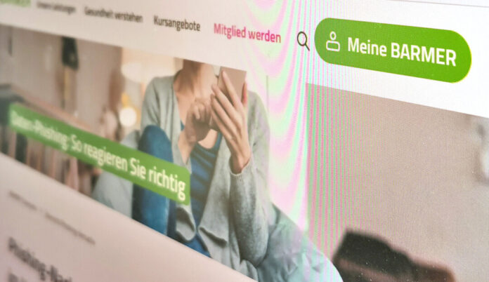 Frau nutzt Gesundheits-App auf Smartphone.