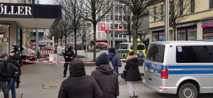 Der Einsatz der Polizei findet im Bereich der Sparkasse statt. Foto: Mathias Kehren