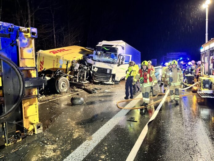 Die Feuerwehr Ratingen unterstützte die Mettmanner Brandschützer auf der A3: Der Unfallortbefand sich im Zuständigkeitsgebiet der Kreisstadt. Foto: FW Ratingen
