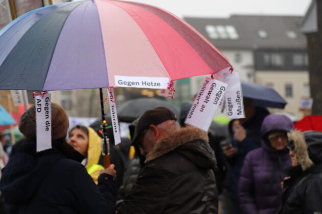Demonstration mit Regenschirmen gegen Hass und Intoleranz