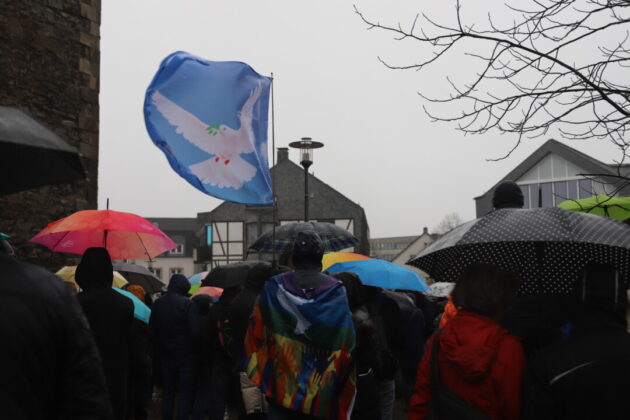 Menschen mit Regenschirmen bei einer Demonstration.