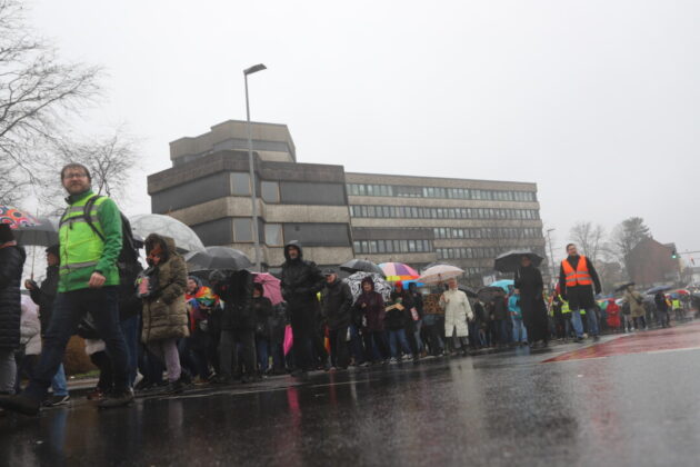 Demonstration bei Regenwetter mit Regenschirmen in Deutschland.