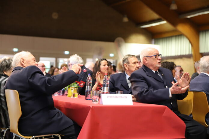 Zum Festakt der Feuerwehr kamen hunderte Gäste, die den Saal im Paul-Ludowigs-Haus füllten. Foto: Volkmann