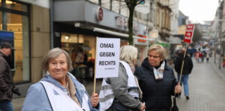 Die "Omas gegen Rechts" zeigen im Kreis Mettmann oft Präsenz auf Demonstrationen - so auch in Velbert. Foto: Volkmann