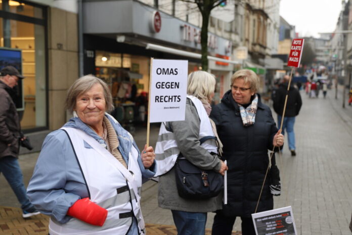 Die "Omas gegen Rechts" zeigen im Kreis Mettmann oft Präsenz auf Demonstrationen - so auch in Velbert. Foto: Volkmann