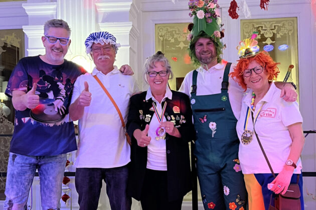 Gruppe in Kostümen bei Karnevalsfeier.