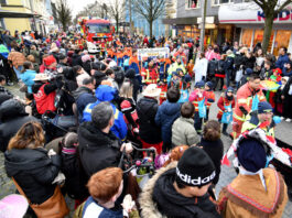 Wenn der Karneval auf die Straße geht – ein Überblick Menschen feiern Straßenkarneval in Deutschland.
