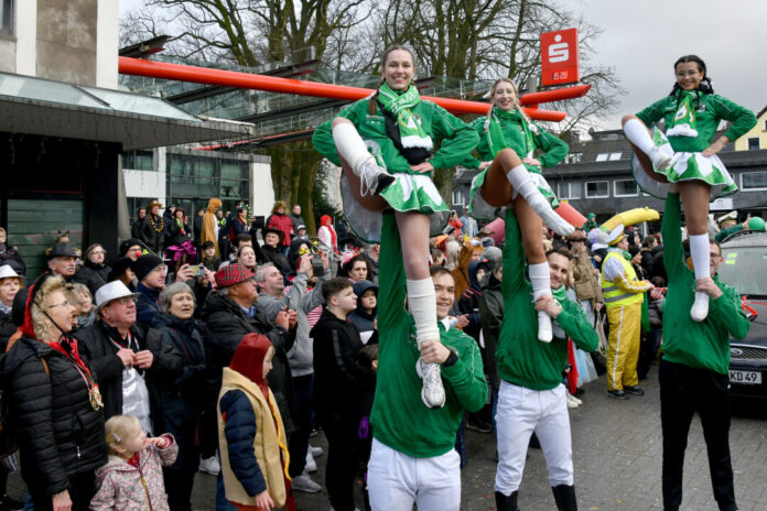 Cheerleader bei einer Karnevalsparade.