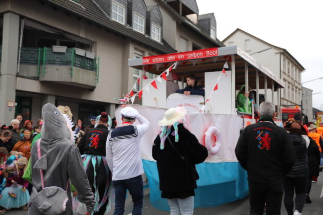 Karnevalsumzug mit Motivwagen &#039;Gemeinschaft&#039; in Deutschland.