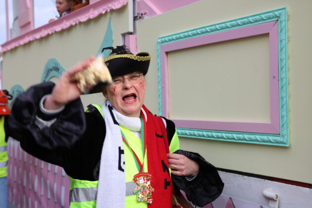 Frau wirft Konfetti bei Karnevalsfeier.