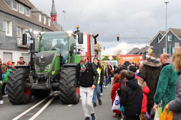 Karnevalsumzug mit Traktor und Menschen in Deutschland