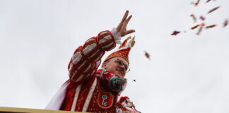Am Rosenmontag feierten die Karnevalisten überwiegend friedlich - hier greift Velberts Stadtprinz Fabio I. zu süßen Wurfgeschossen. Foto: Volkmann