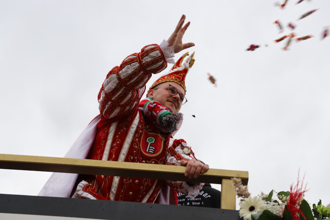 Am Rosenmontag feierten die Karnevalisten überwiegend friedlich - hier greift Velberts Stadtprinz Fabio I. zu süßen Wurfgeschossen. Foto: Volkmann