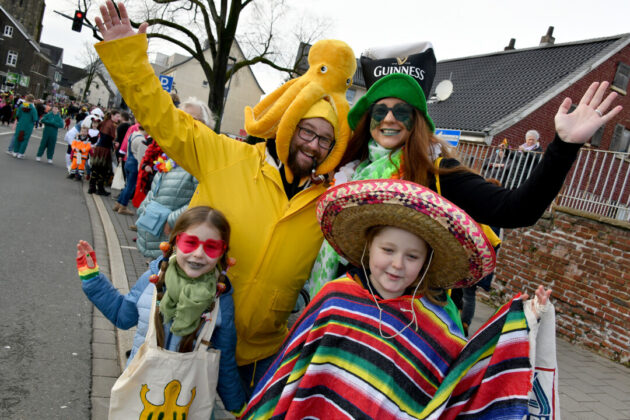 Familie feiert Karneval mit Kostümen.