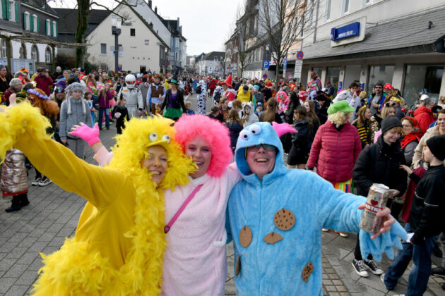 Karnevalsumzug mit kostümierten Teilnehmern auf der Straße