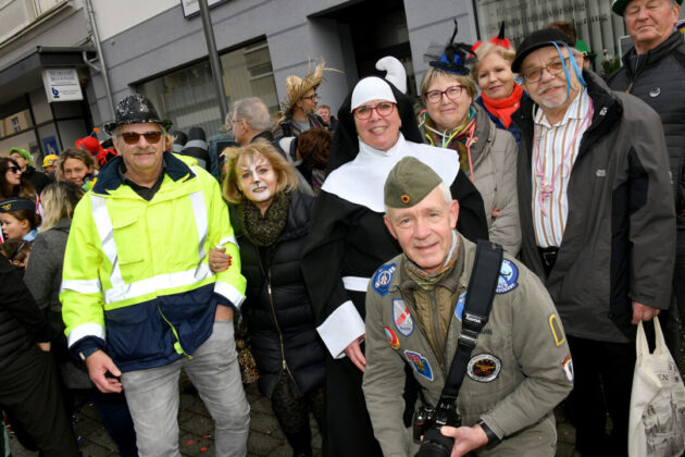 Gruppe in Kostümen beim Straßenkarneval.