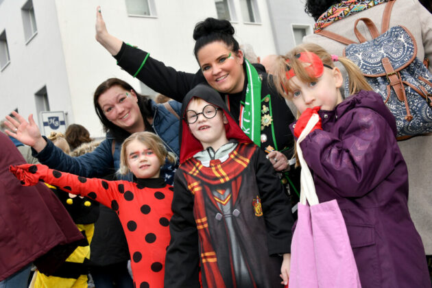 Familie feiert Fasching in Kostümen