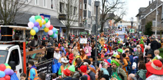 “11 Jahre Radau mit jecken Helau” – Karnevalszug durch Heiligenhaus am Nelkensamstag Karnevalsumzug mit kostümierten Menschen und Wagen.