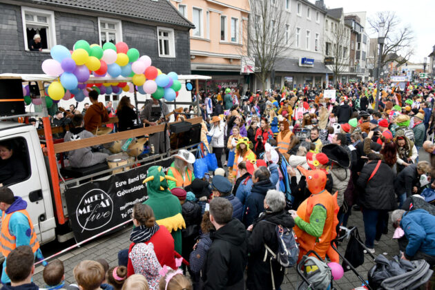 Karnevalsumzug mit Musik und bunten Kostümen.