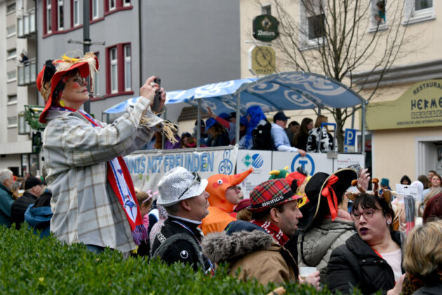 Menschen feiern Karneval auf der Straße.