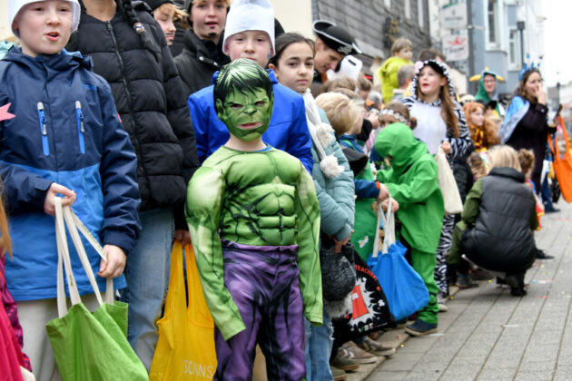 Kind im Hulk-Kostüm, Karnevalsumzug.