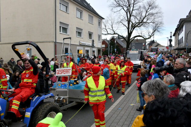 Karnevalsumzug mit Rettungsdienst-Beteiligung in Deutschland.