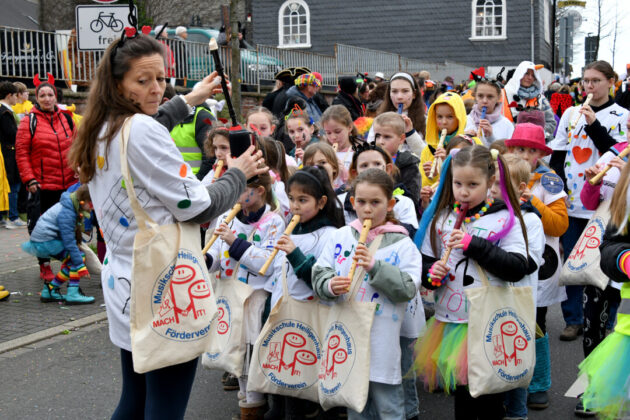 Kinderkarnevalsumzug mit Blockflöten und Kostümen.