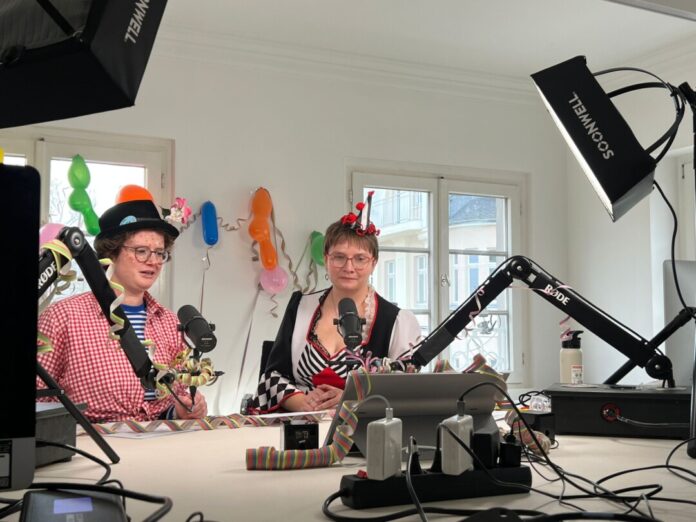 Katrin Hofmann und Yvonne Schützendorf moderieren den Livestream. Foto: Merlin Floyd