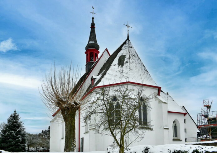 Schneebedeckte Kirche im Winter, Deutschland.