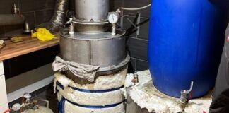 Dieses Labor fanden Beamte in einem Keller in Herford. Foto: Polizei