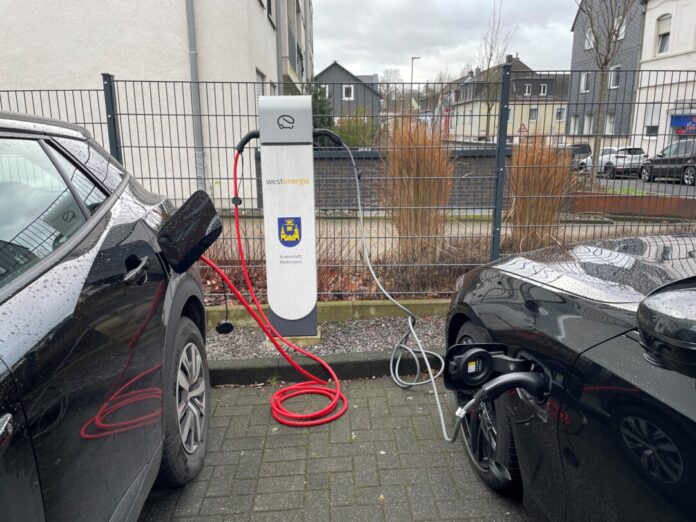 Zwei Elektroautos tanken Strom an der Ladesäule, die auf den Parkplatz neben dem Rathaus steht. Foto: Kreisstadt Mettmann
