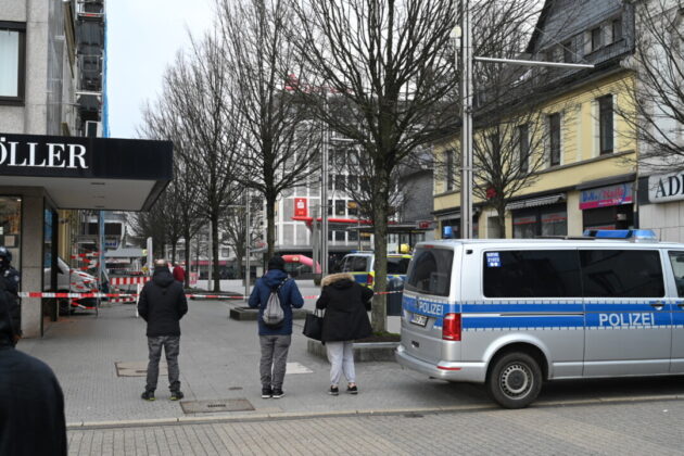 Polizeieinsatz auf deutscher Straße mit Absperrung.