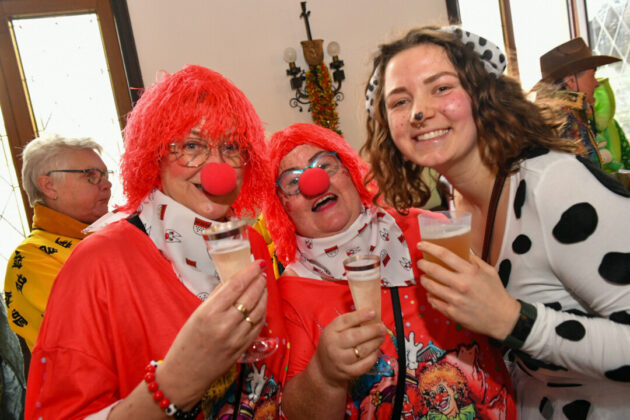 Karnevalsparty, Menschen mit Roten Perücken und Nasen, Anstoßen.