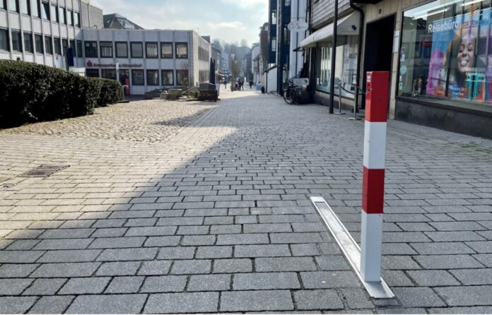 Klappbare Poller wie in der Mühlenstraße sollen die Fußgängerzone vor Schleichverkehr schützen. Foto: Kreisstadt Mettmann
